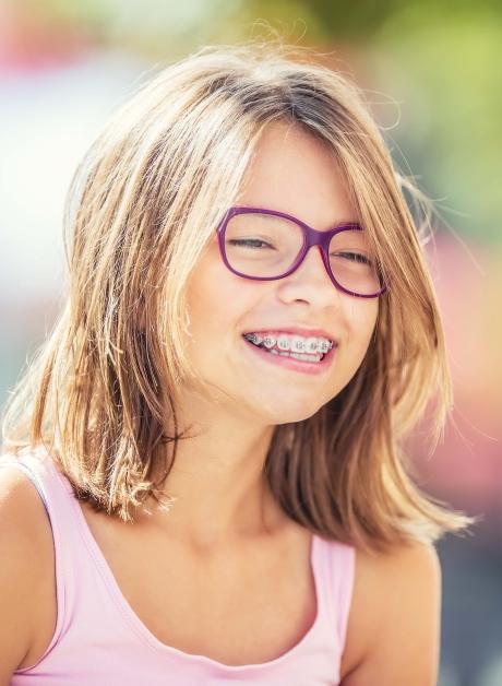 Mosoly fogszabályozóval